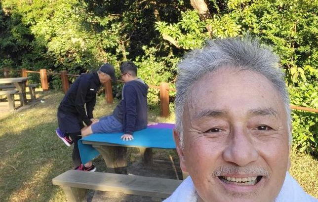 周润发|网友饭馆偶遇周润发？两鬓斑白身材显瘦，独自一人用餐无人打扰