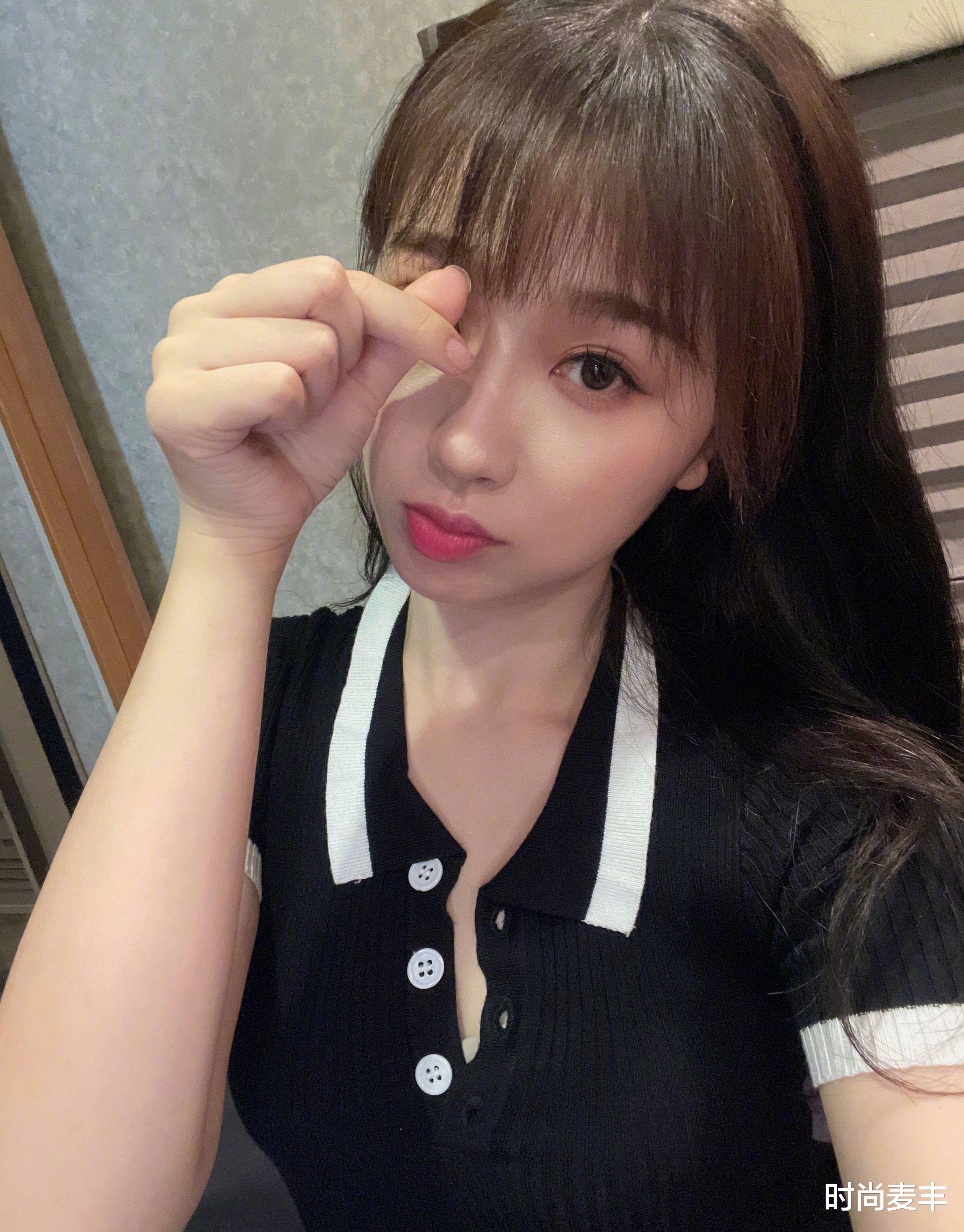 护肤品|虞书欣制服写真，蓝白海军服配双马尾俏皮可爱，坐在机车上好帅