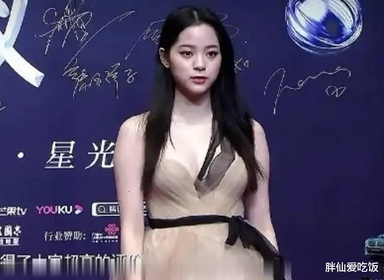 李沁|欧阳娜娜终于“熟了”穿深V礼裙曲线好美，范丞丞有福了