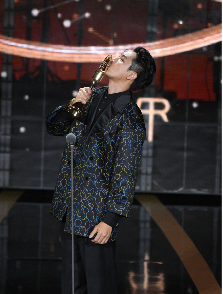 周杰伦|刚得奖...道歉周杰伦！曾被酸拖累周董 Darren苦熬18年翻身