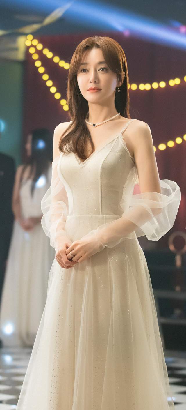 秦岚|秦岚和应采儿同框,相差4岁却不输对方,嫩的像少女,这颜值绝了