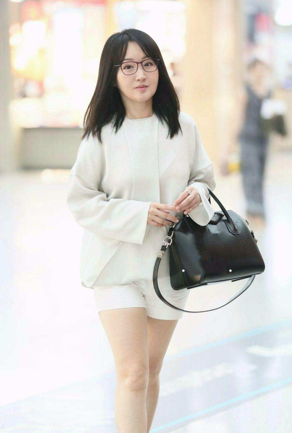 闲鱼有话说 50岁杨钰莹有扮嫩本钱,穿镂空长裙配丸子头,分明是25岁少女模样