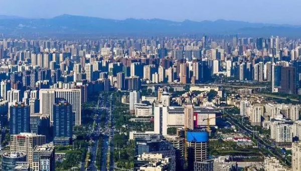 阳光语言矫正说|郑州钉子户“寸步难行”,索高赔偿无果,落在10米大坑中至今未搬