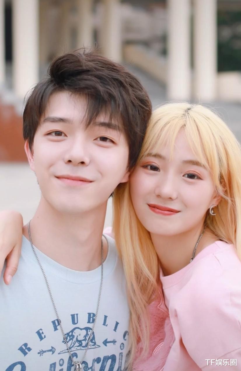 大黄|小鱼海棠现身高校，与摄影师染同款发色穿情侣衣，真人比他拍好看