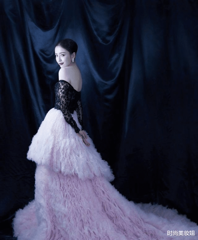 时尚美妆妞 佟丽娅穿衣真有“心机”，棒球服配巴掌大的内搭，显高又洋气