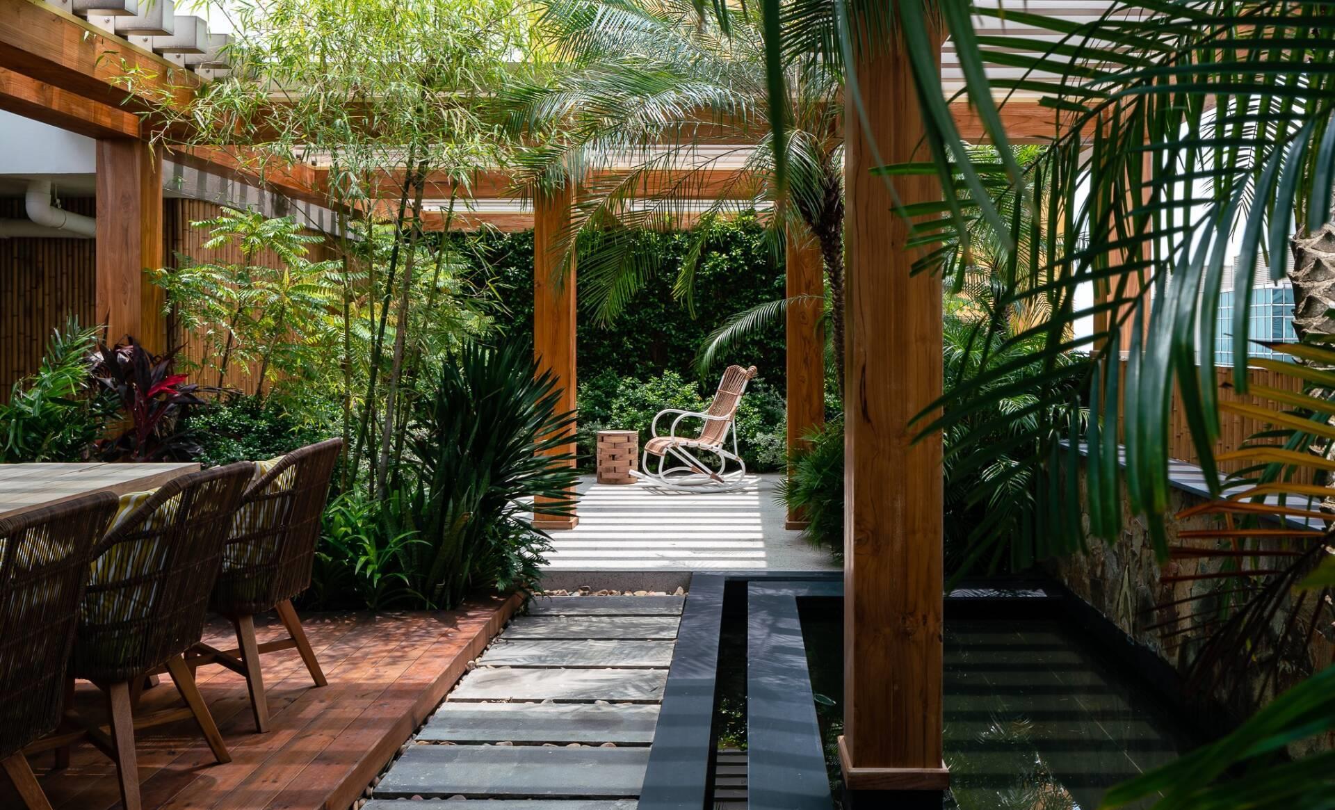 羡慕顶楼露台随便用的，种花养鱼视野绝佳，有钱我也买顶复式！