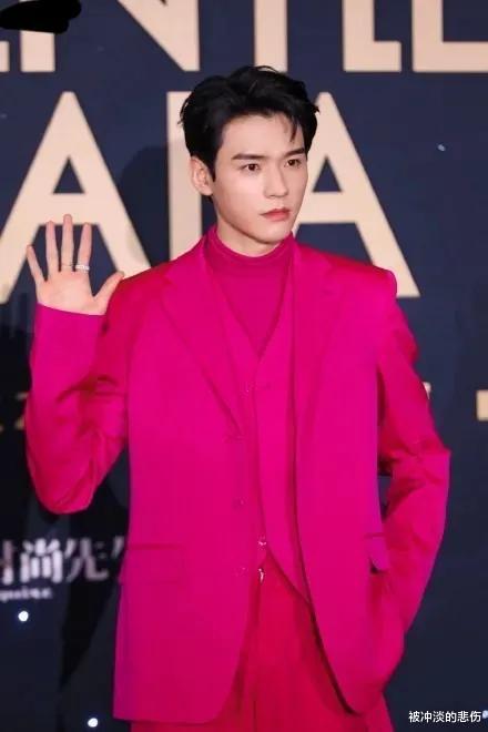 龚俊|时尚先生盛典场外花絮：王嘉尔西装重40斤，龚俊化身“火龙果”