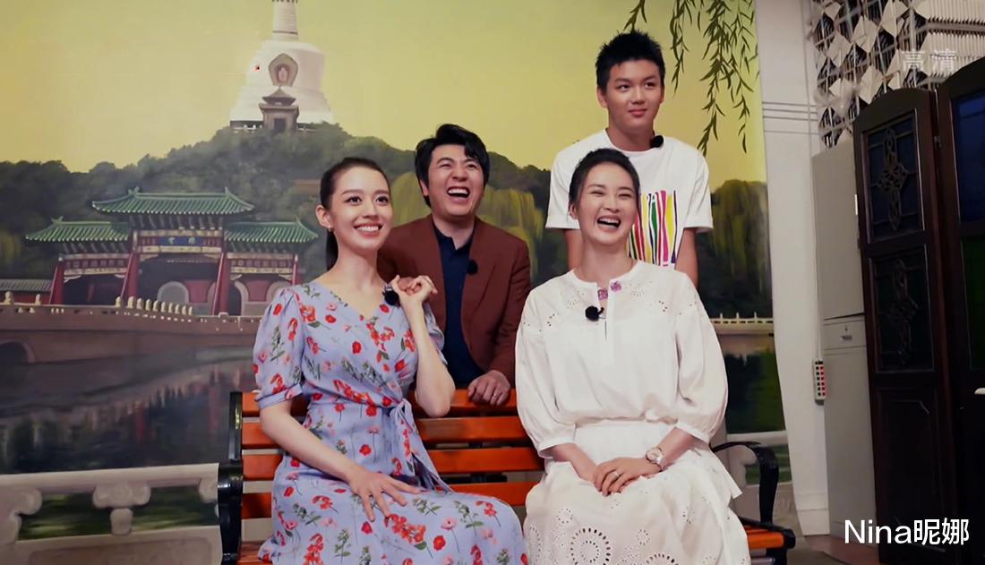 王艳|王艳罕见携儿子上综艺，47岁扎马尾像女团，15岁儿子大变样颜值像妈