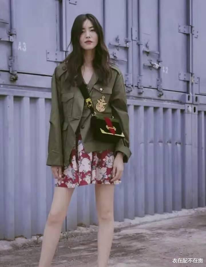 衣在配不在贵|张家辉难得和妻子同框，关咏荷穿绿裙优雅高贵，看着就有阔太范儿