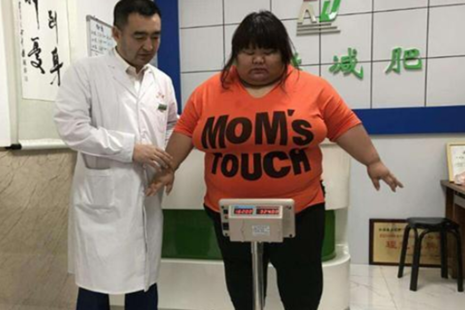 急诊室老苗|怕“校花”女友被拐走，男子把她养到300斤，不料生育成难题