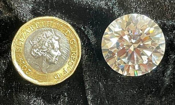 ?英国老太差点把34克拉的钻石,当作廉价首饰