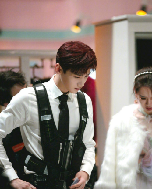 王鸥|爆《明侦7》演唱会已录完，王鸥晒照被鞋抢镜，原班人马难重聚？