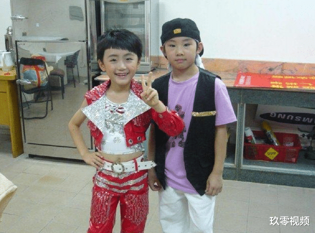 周杰伦|9岁与周杰伦同台飙舞，父母为了培养他卖房子，如今却长残无人识