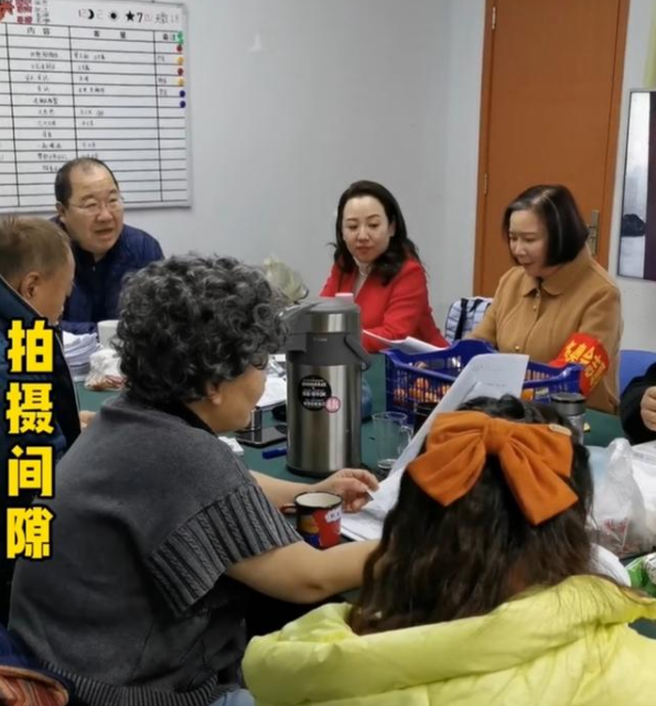 蔡明|60岁蔡明幕后素颜照曝光！打扮朴素发缝宽，英达关凌等人惊喜露面