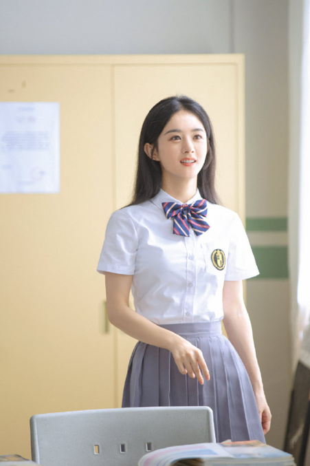 潮流搭配师甜甜|赵丽颖变身“清纯学姐”，穿校园风减龄可爱，看着好像未成年