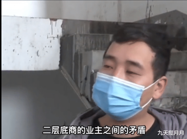 老人霸占楼梯五年，想上楼就交30万过路费，十几名业主有家不能回