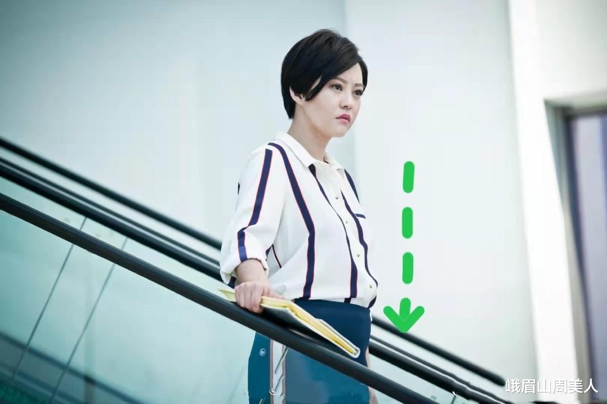 郝蕾|42岁郝蕾也难逃发福，最新近照穿蓝色西服亮相，看着圆润了不少