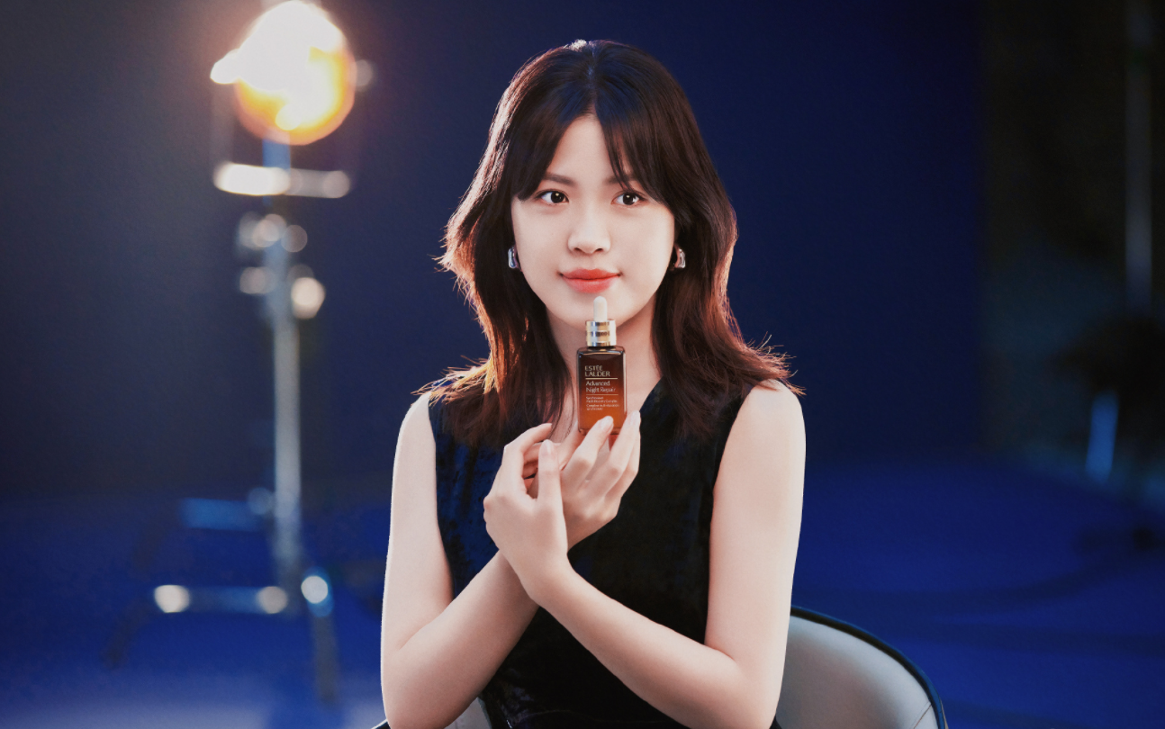 |杨倩又拍时尚大片！站在靶心太飒了，眼神杀特写，越来越有范儿