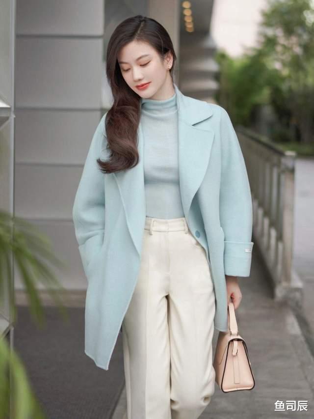 鱼司辰 冬天就要穿得保暖还好看，蓝绿色大衣+白色西装裤，知性又优雅