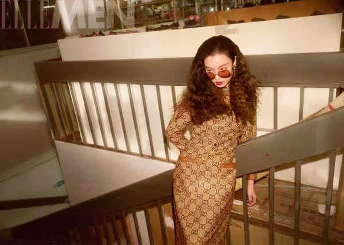 倪妮|倪妮真是Gucci心尖宠！新大片穿格纹西装烫羊毛卷玩复古，女人味十足