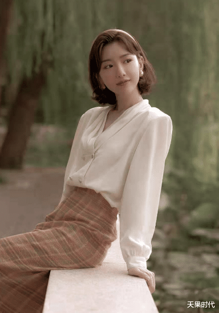 天果时代|毛晓彤太让人惊喜,一身90年代新婚复古装,美艳动人又有韵味
