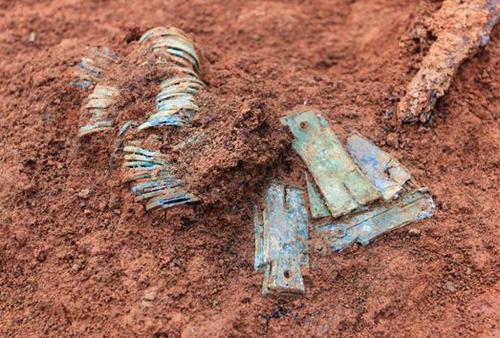 舜网 老汉在山上挖到了一块废铁,想要扔掉,儿子赶紧拦住