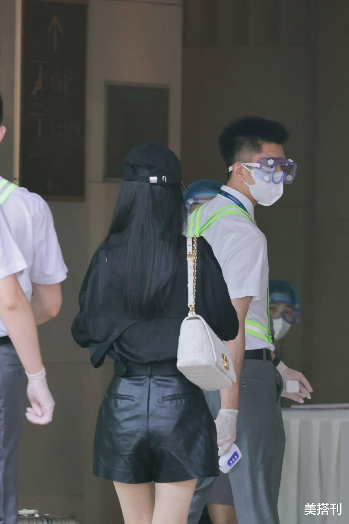 迪丽热巴|赵丽颖私服品味飞速上升！皮短裤穿出高级感，衣品能和咖位齐平了