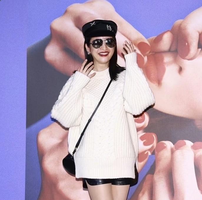 林依晨|太拼了!林依晨产后2个月穿“短裤”亮相,直言:喂母乳才那么瘦