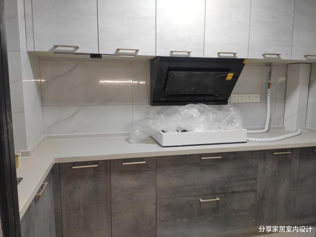 |看她家新房，还没添置齐家具也很漂亮，入户鞋柜非常实用！