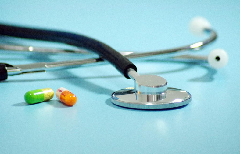 墨黑纸白 新华社评医生揭露肿瘤治疗黑幕，解决问题且不让爆料者被报复