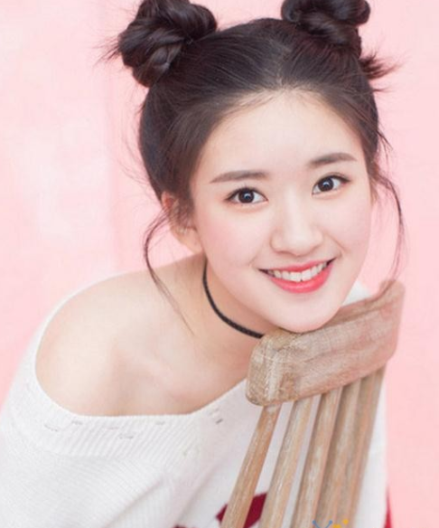 赵露思|25岁章若楠，23岁赵露思，同是初恋脸，一个跻身小花，一个捧不红