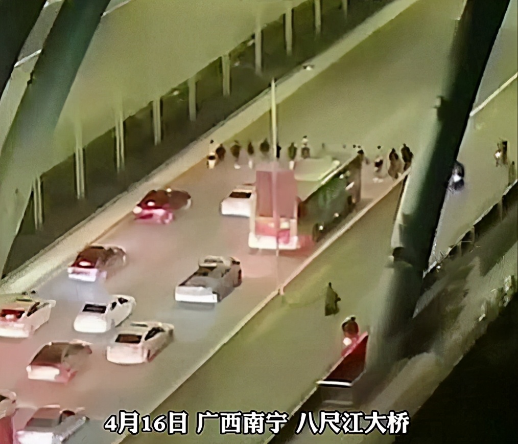 亚洲播报一姐 古惑仔重出江湖？广西十几个人在大桥上并排压马路导致交通拥堵，网友：喝假酒了？