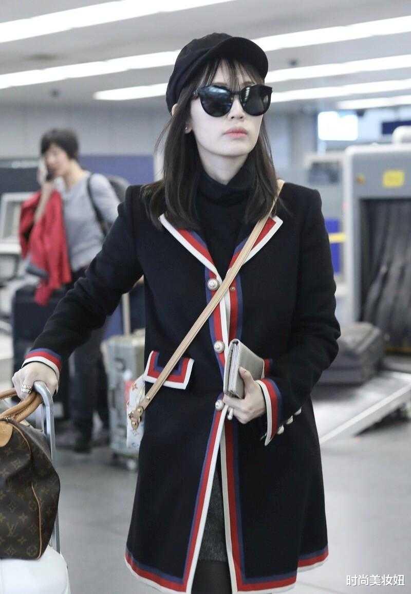 林志颖|马蓉真把自己当明星，穿黑色镶边大衣配黑丝袜走机场，明星范十足