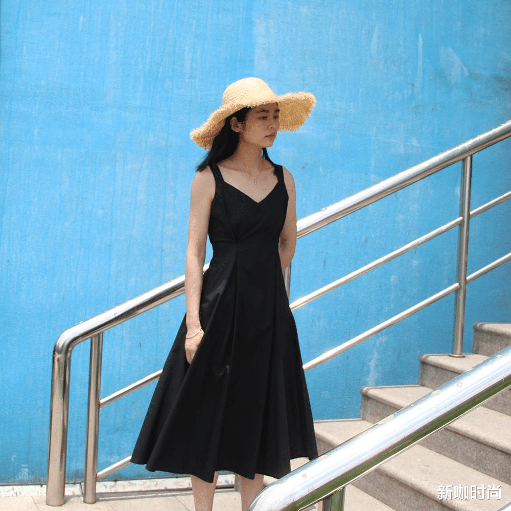 小黑裙|吴昕穿小黑裙气质出众，搭配金色短发，又酷又潮不失优雅高级感