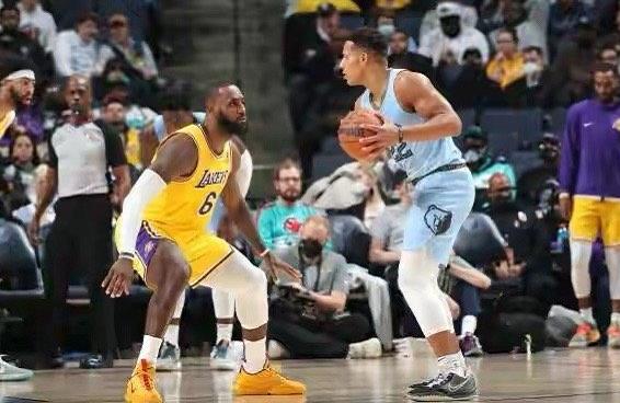 湖人队|3防1都防不住！笑了篮网这么久，结果湖人也成了万人捅