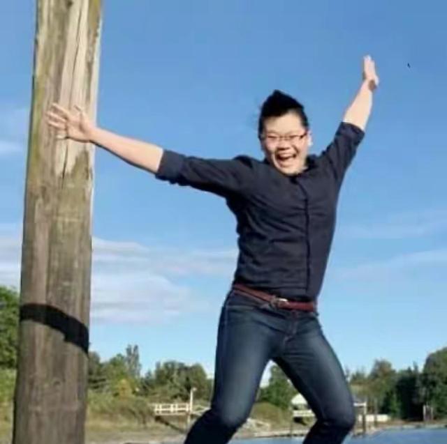 毕福剑|毕福剑女儿近照曝光，“鸡冠头”发型令人一言难尽，长相酷似老爸