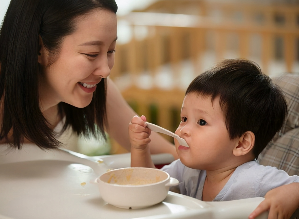 尹汪栎的小世界|宝宝满一周岁后，家长的喂养方式需调整，“3少2坚持”了解一下