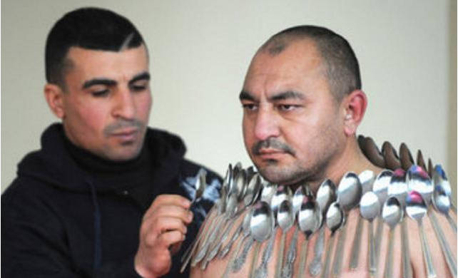 久见菌菌|新冠疫苗还有这功能?辉瑞打完秒变“万磁王”,随便就能吸金属