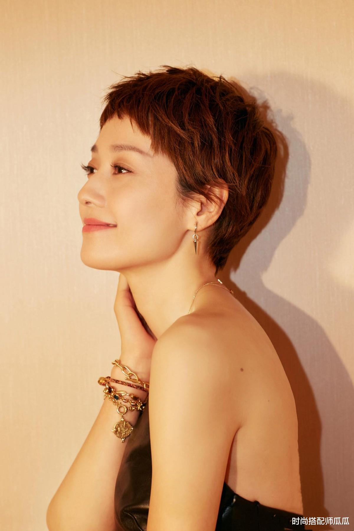 时尚搭配师瓜瓜|马伊琍走机场真“接地气”，白t小黑裤简约随性，没一点明星架子