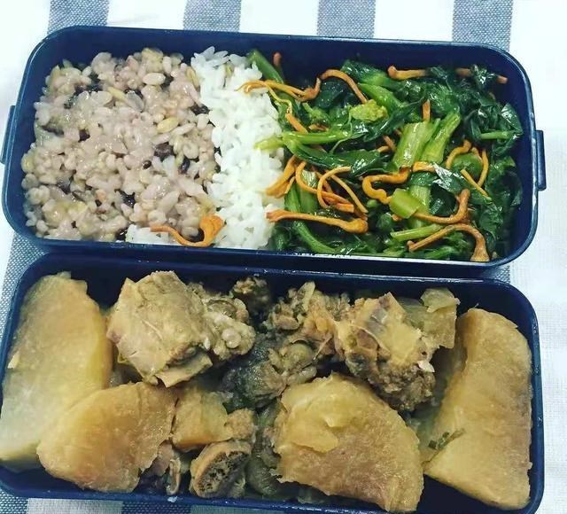 米饭 “世界那么大，我想去看看”的女老师，最终还是带着盒饭去上班了