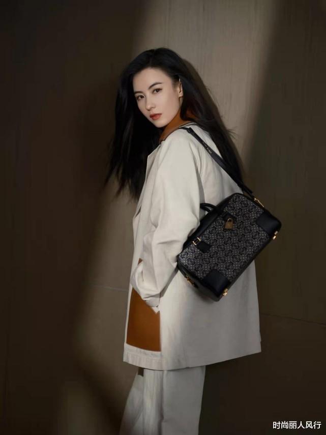 时尚丽人风行 张柏芝衣品终于在线！穿拼色西装外套开始过冬，极简风穿出高级感