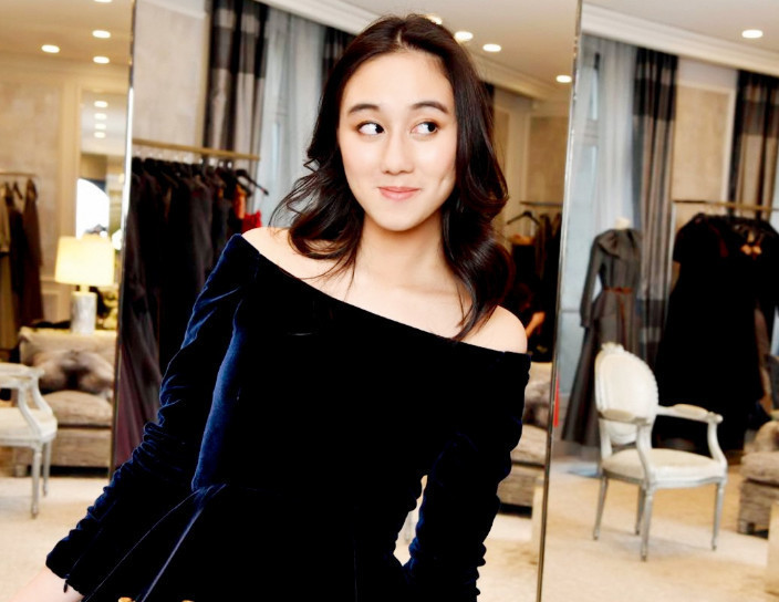 何超欣|12岁被父亲送别墅，赌王坐轮椅也要参加家长会，何超欣神似利智！