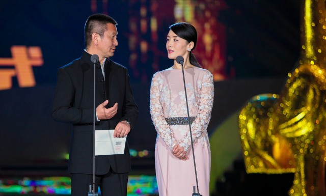 Lady变美日记|车永莉造型时髦却不失优雅，穿搭白色西装配“蚊帐”，挺有新意