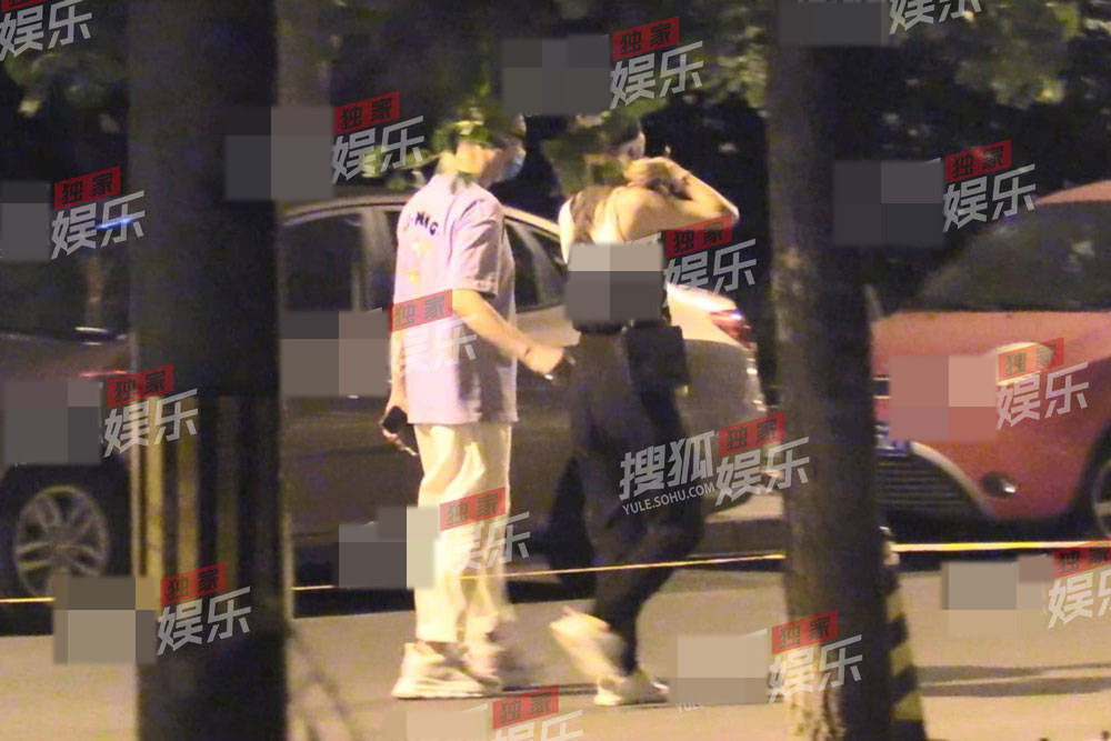 孙红雷|孙红雷与娇妻十指紧扣甜蜜散步,颜王偷瞄太太手机小细节很有爱