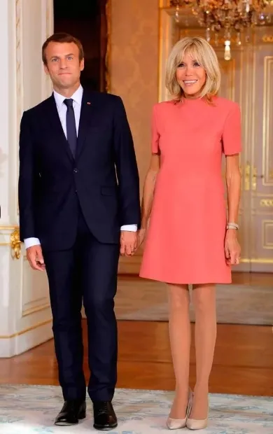 晓说时尚儿 美、法第一夫人“姐妹”聚会，同穿黑裙露美腿，大2岁吉尔竟赢了