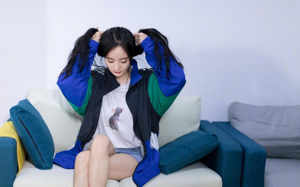 杨幂|35岁的杨幂演少女引起争议？网友：中年人远离古偶，不要糟蹋观众