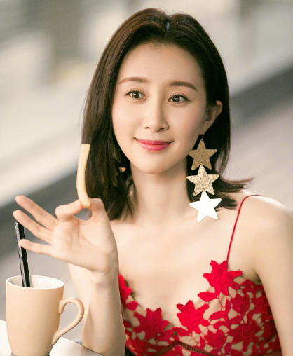 舒畅|还记得被整容害了的舒畅吗？今取出假体仿妆司藤，颜值不输景甜