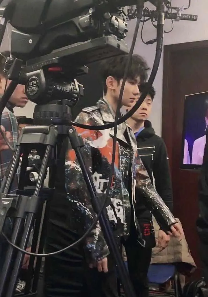 |明星现实生活中真的那么好看吗？