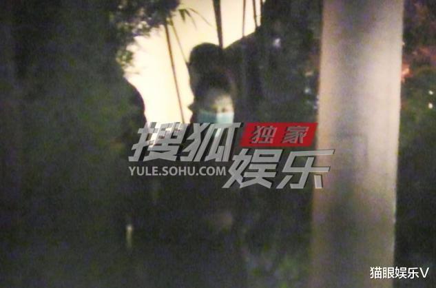 闫妮|50岁闫妮素颜外出，与朋友聚会至凌晨才结束，身材苗条似少女