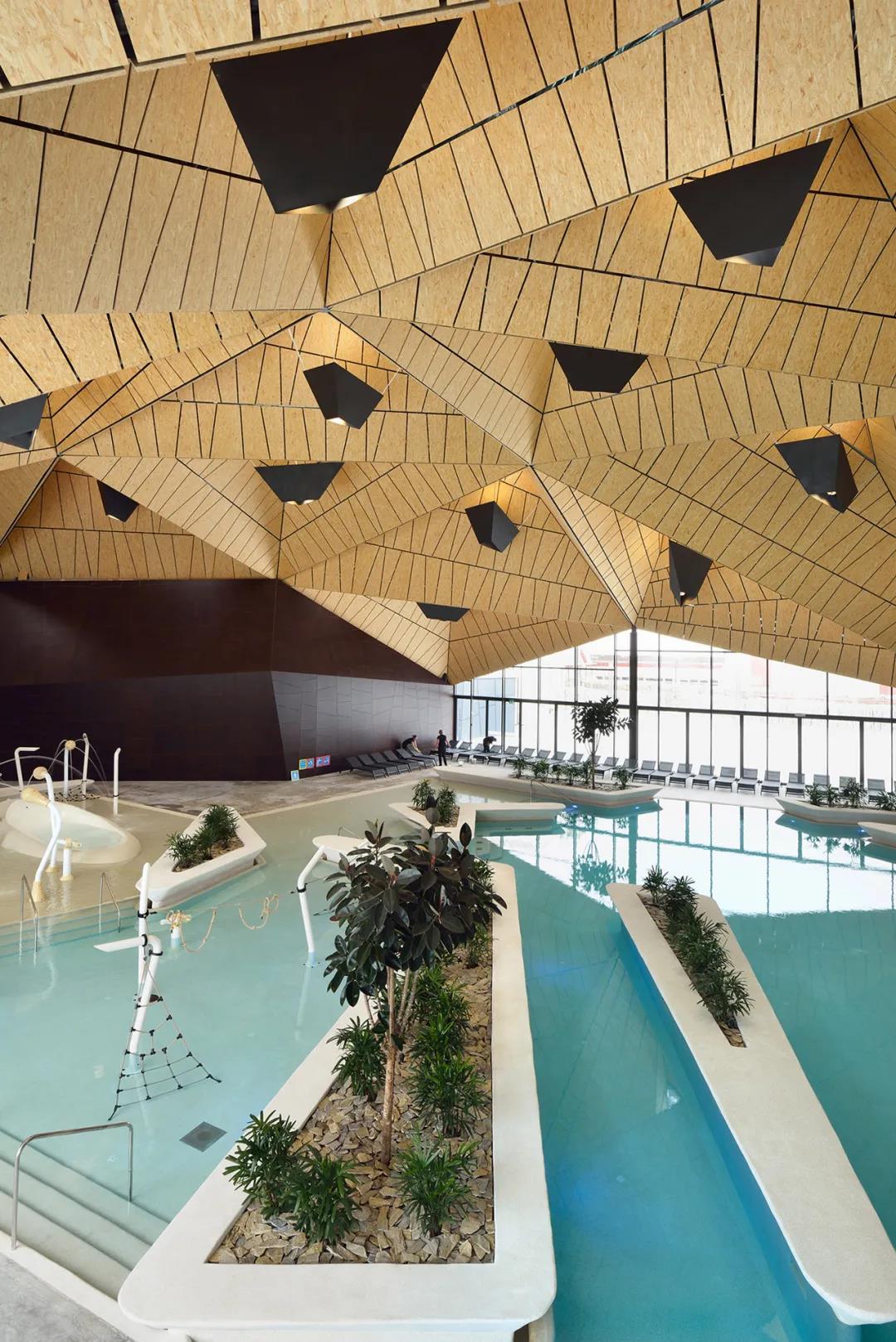 亿伽设计│温泉设计│洗浴设计│酒店设计│特玛利亚家庭健康中心：用几何屋顶围住的游泳池